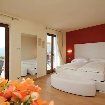 La Fenice E Sole Tremosine