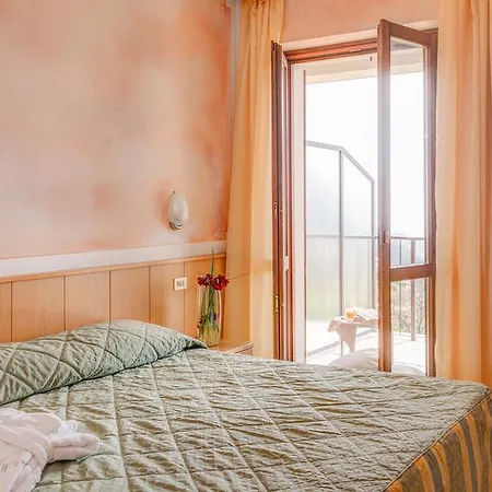ホテル La Fenice E Sole